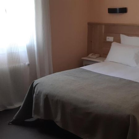 Hotel Des Roches - Climatisation Les Eyzies Buitenkant foto